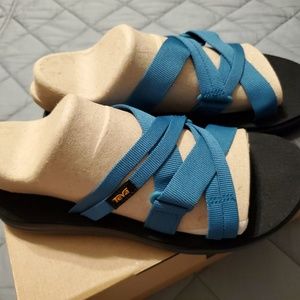NWT Teva "Voya" sandal